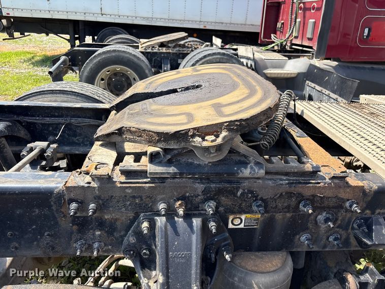 image for item EF1310 2015 Peterbilt 579 semi truck