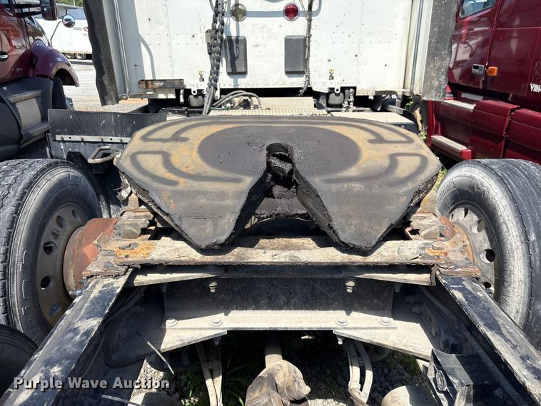 image for item EF1310 2015 Peterbilt 579 semi truck