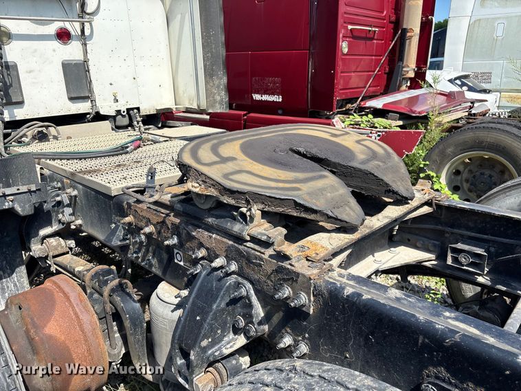 image for item EF1310 2015 Peterbilt 579 semi truck