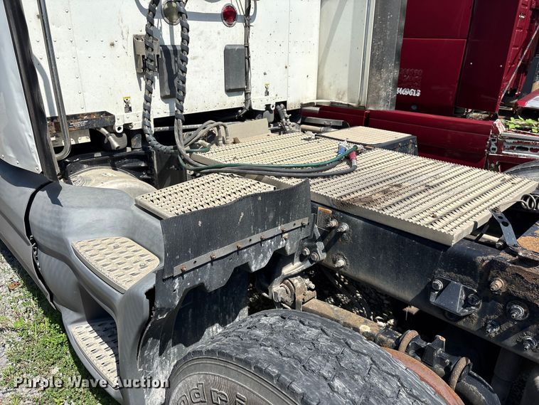 image for item EF1310 2015 Peterbilt 579 semi truck
