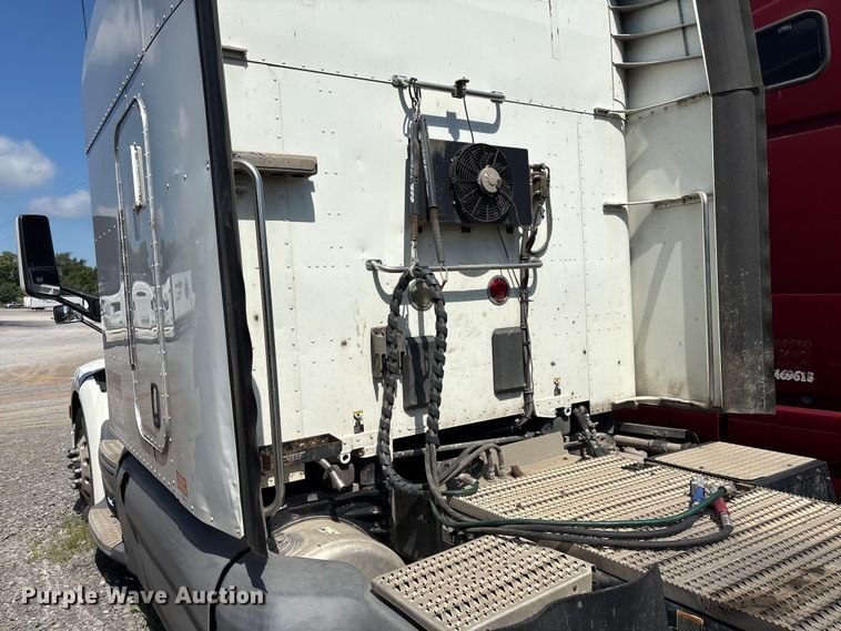 image for item EF1310 2015 Peterbilt 579 semi truck