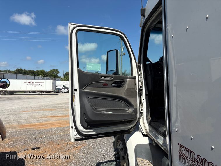 image for item EF1310 2015 Peterbilt 579 semi truck