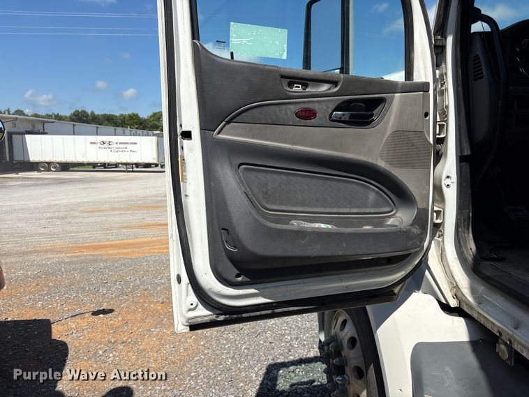image for item EF1310 2015 Peterbilt 579 semi truck