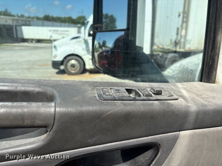 image for item EF1310 2015 Peterbilt 579 semi truck