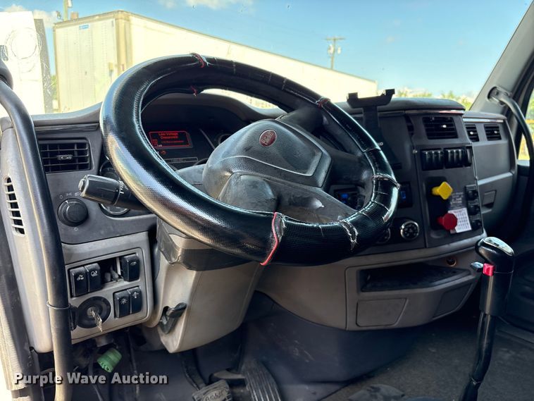 image for item EF1310 2015 Peterbilt 579 semi truck