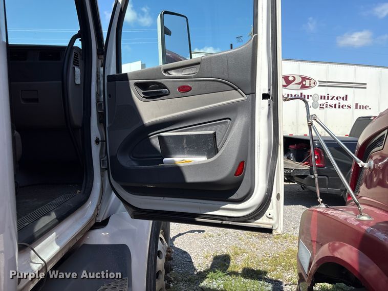 image for item EF1310 2015 Peterbilt 579 semi truck