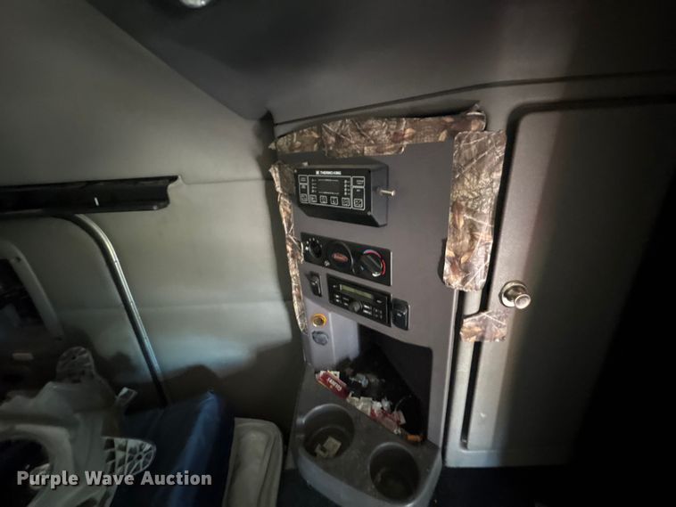 image for item EF1310 2015 Peterbilt 579 semi truck