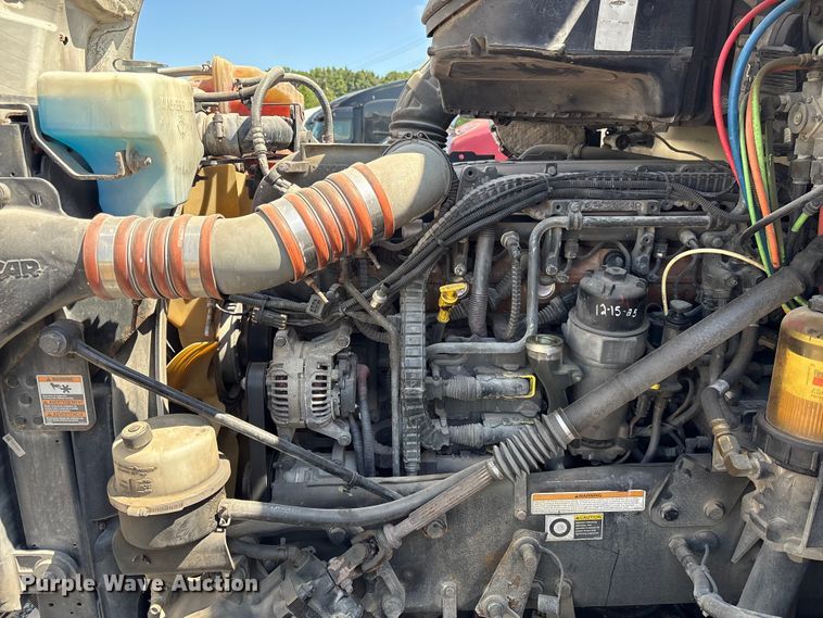 image for item EF1310 2015 Peterbilt 579 semi truck