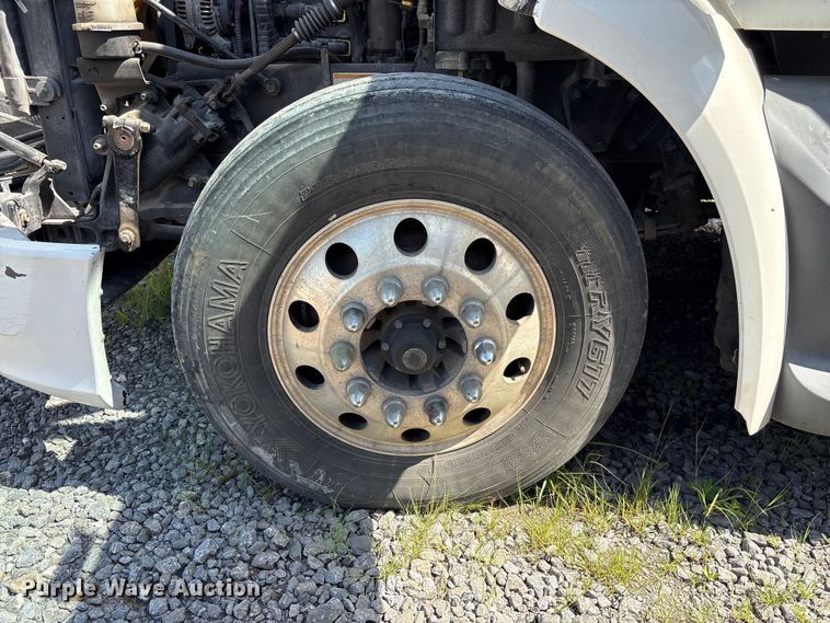 image for item EF1310 2015 Peterbilt 579 semi truck