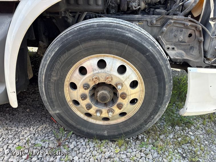 image for item EF1310 2015 Peterbilt 579 semi truck