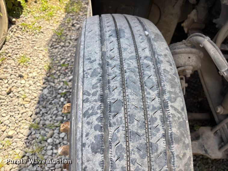 image for item EF1310 2015 Peterbilt 579 semi truck