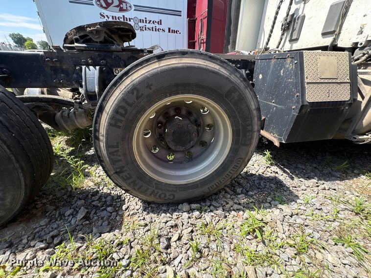 image for item EF1310 2015 Peterbilt 579 semi truck