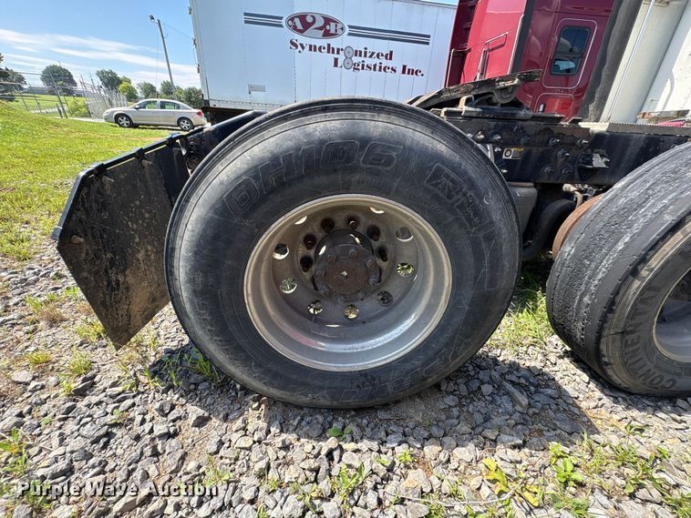 image for item EF1310 2015 Peterbilt 579 semi truck