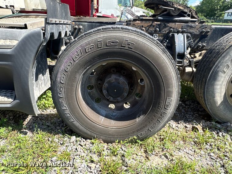 image for item EF1310 2015 Peterbilt 579 semi truck