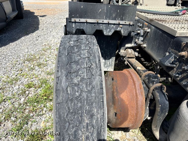image for item EF1310 2015 Peterbilt 579 semi truck