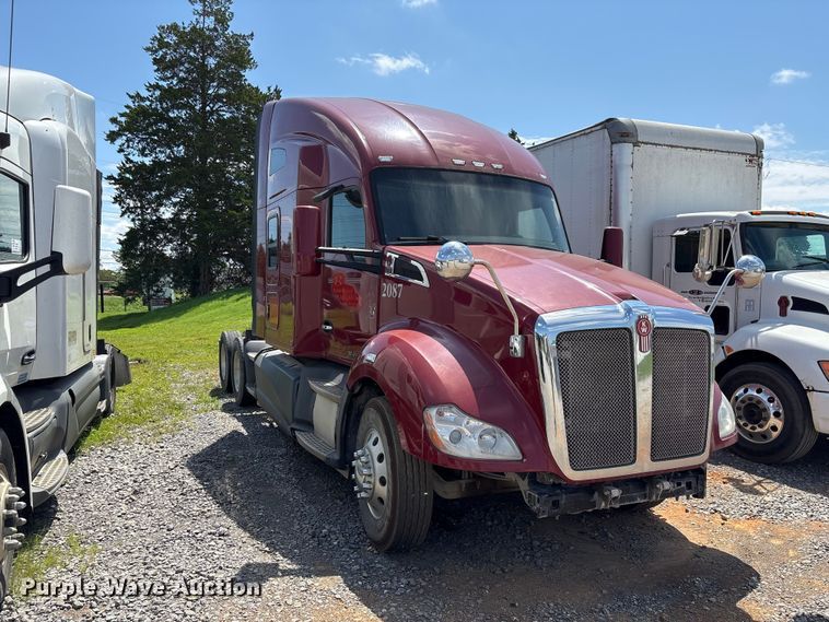 image for item EF1311 2015 Kenworth T680 seed tender trailer