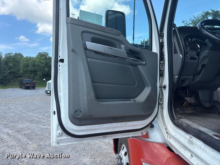 image for item EF1312 2016 Kenworth T680 semi truck
