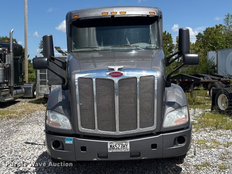 image for item EF1317 2017 Peterbilt 579 semi truck