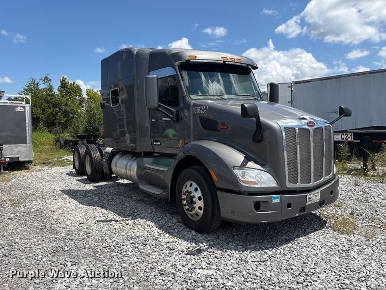 image for item EF1317 2017 Peterbilt 579 semi truck