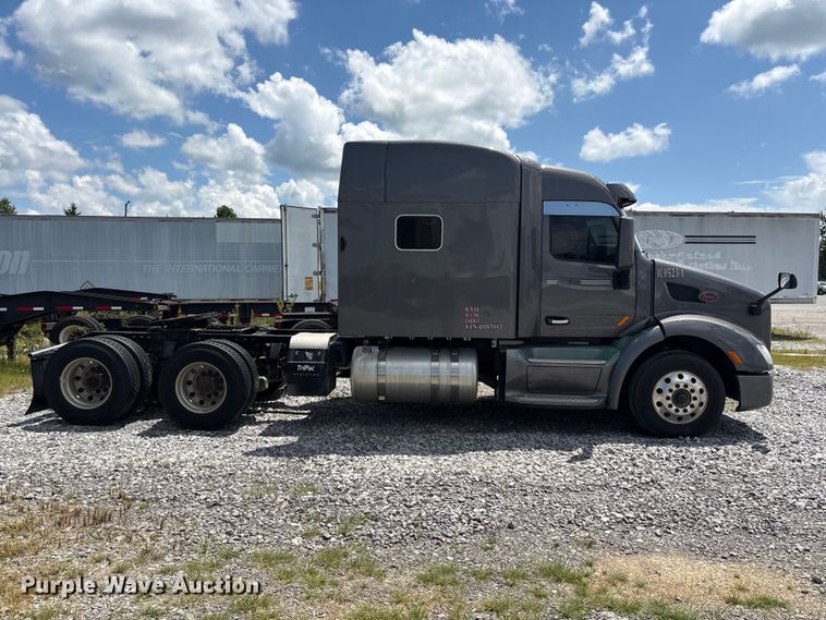 image for item EF1317 2017 Peterbilt 579 semi truck