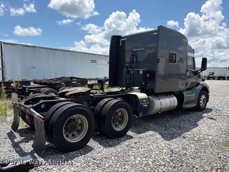 image for item EF1317 2017 Peterbilt 579 semi truck