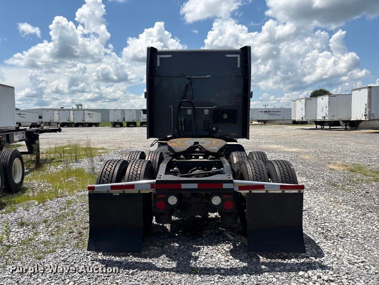 image for item EF1317 2017 Peterbilt 579 semi truck
