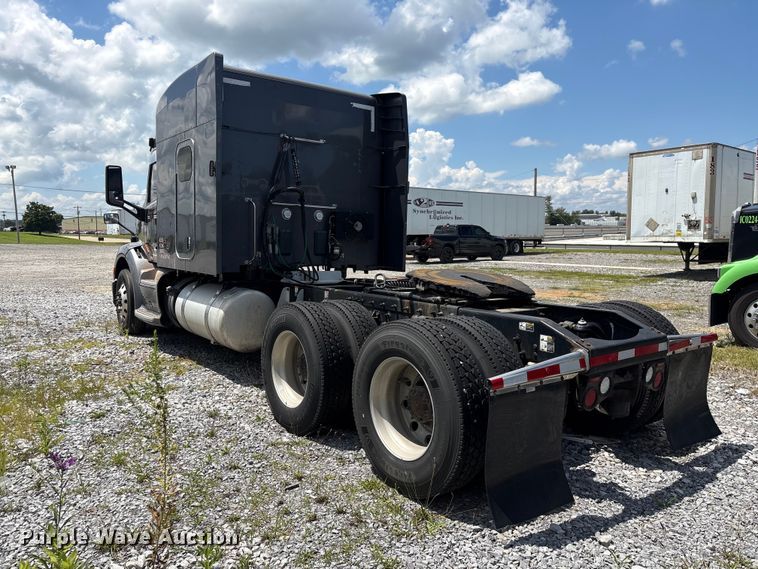 image for item EF1317 2017 Peterbilt 579 semi truck