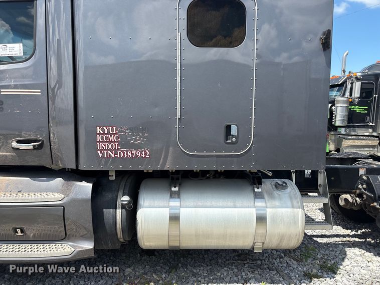 image for item EF1317 2017 Peterbilt 579 semi truck