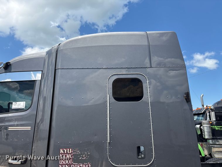 image for item EF1317 2017 Peterbilt 579 semi truck