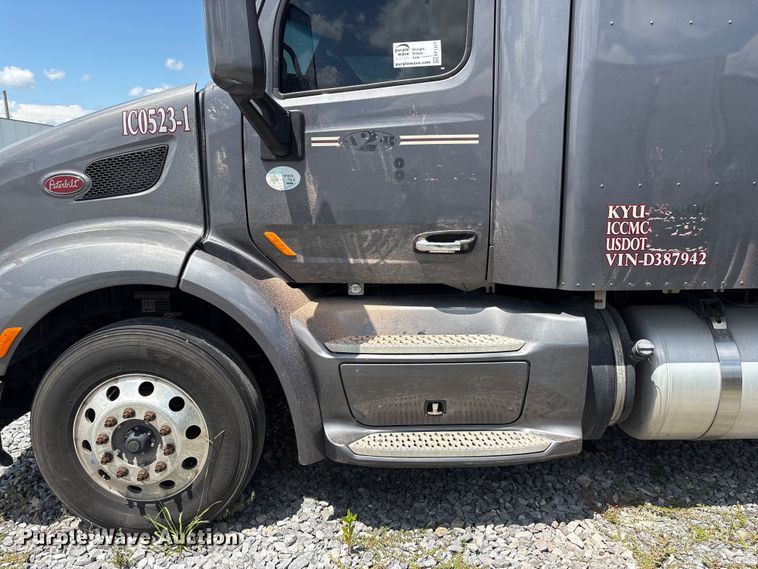 image for item EF1317 2017 Peterbilt 579 semi truck