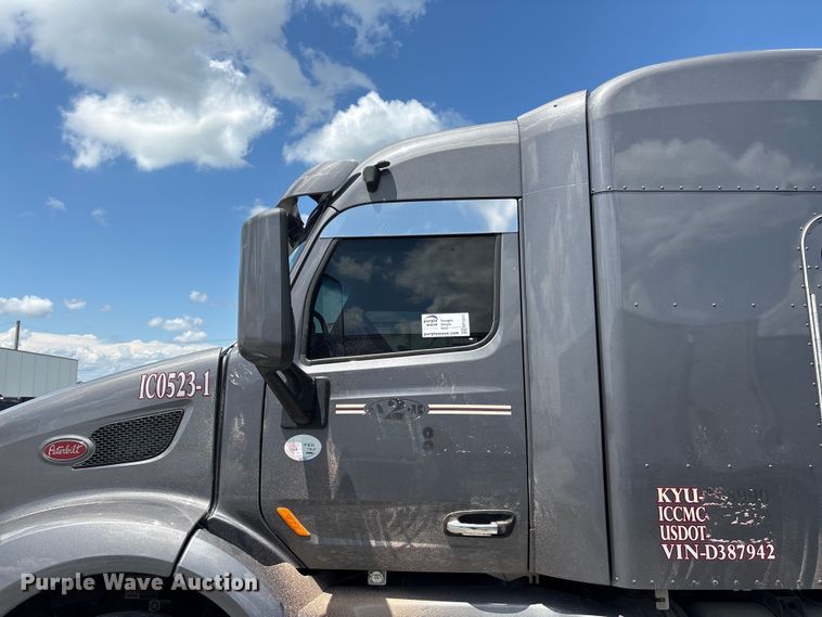 image for item EF1317 2017 Peterbilt 579 semi truck