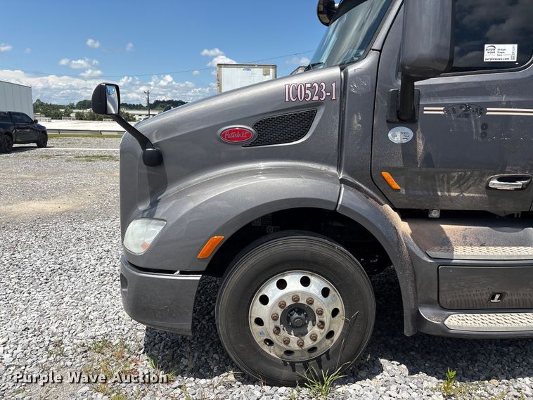 image for item EF1317 2017 Peterbilt 579 semi truck