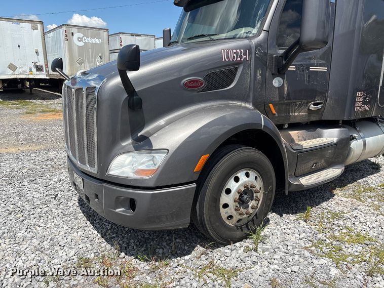 image for item EF1317 2017 Peterbilt 579 semi truck