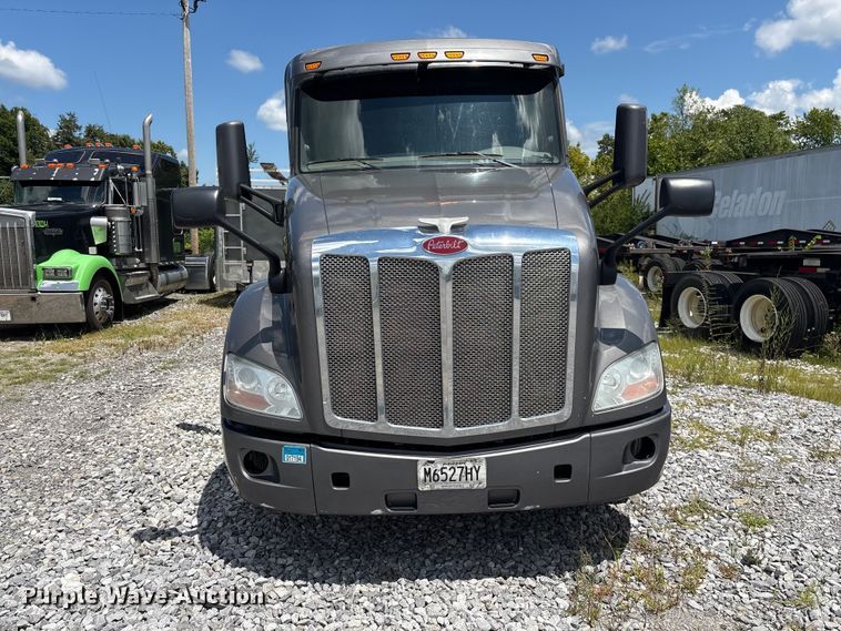 image for item EF1317 2017 Peterbilt 579 semi truck