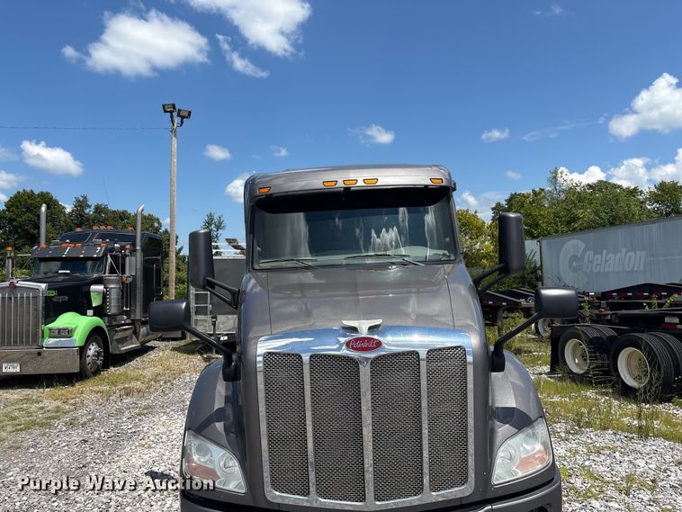 image for item EF1317 2017 Peterbilt 579 semi truck