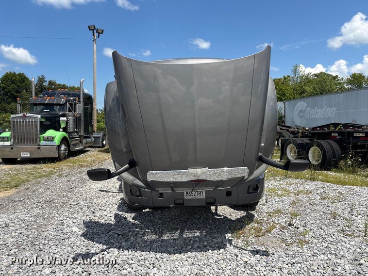 image for item EF1317 2017 Peterbilt 579 semi truck