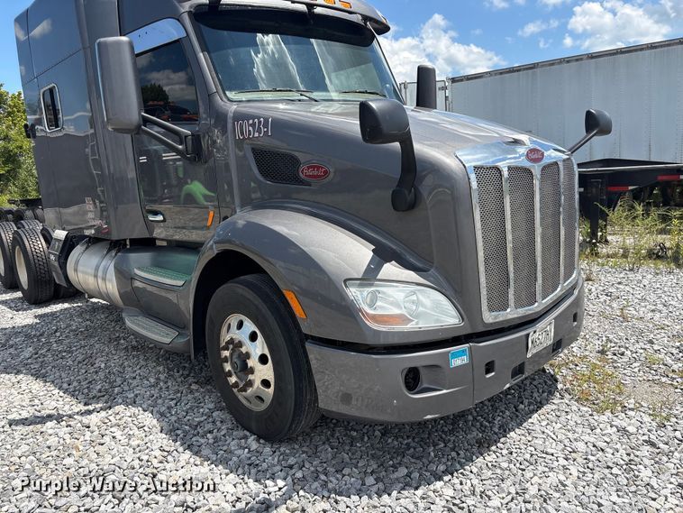 image for item EF1317 2017 Peterbilt 579 semi truck