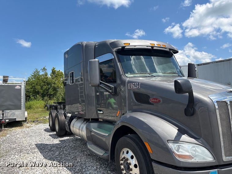 image for item EF1317 2017 Peterbilt 579 semi truck