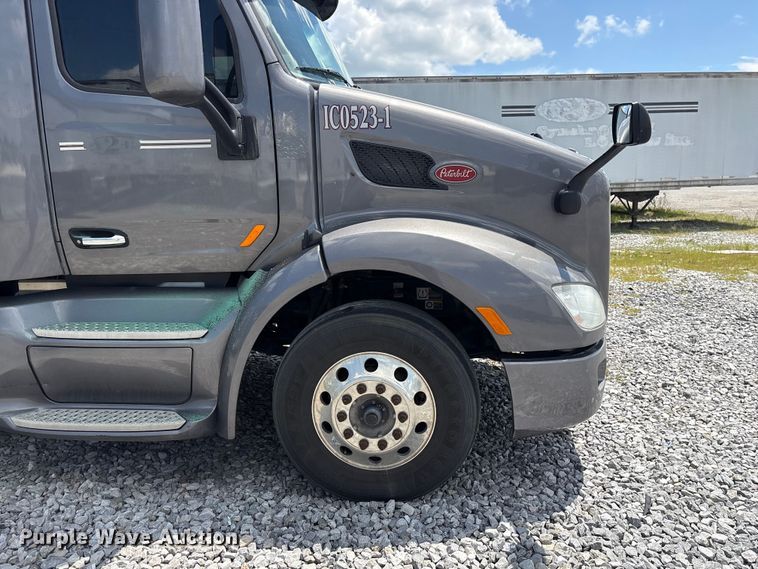 image for item EF1317 2017 Peterbilt 579 semi truck