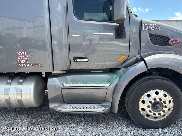 image for item EF1317 2017 Peterbilt 579 semi truck
