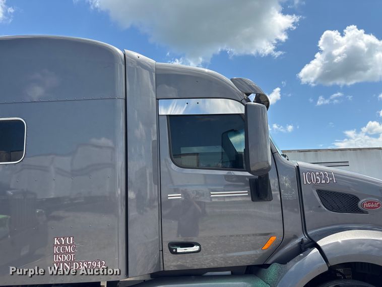 image for item EF1317 2017 Peterbilt 579 semi truck