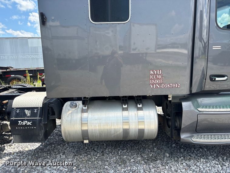 image for item EF1317 2017 Peterbilt 579 semi truck
