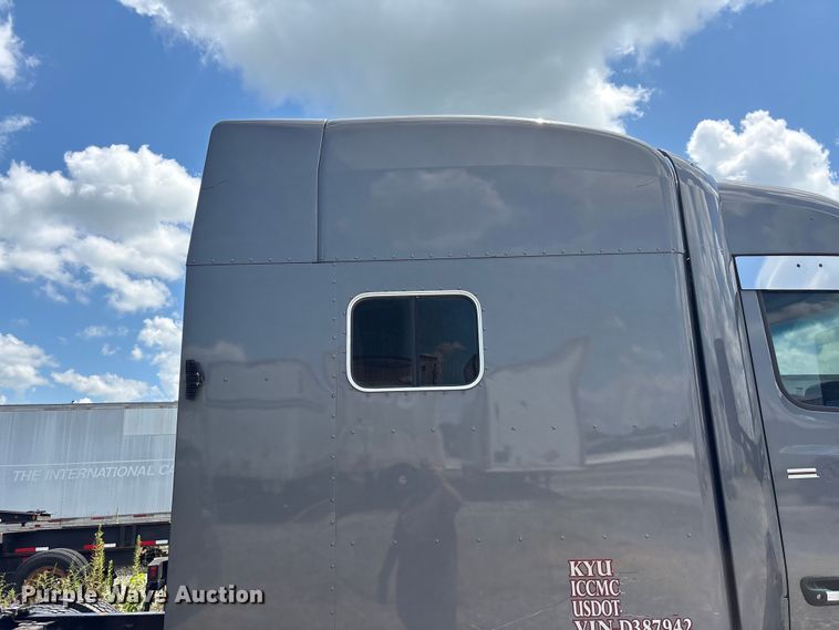 image for item EF1317 2017 Peterbilt 579 semi truck