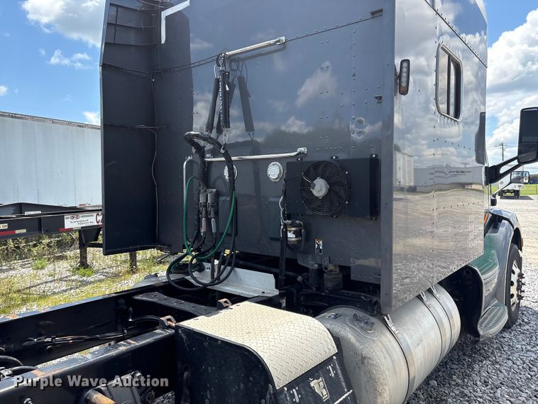 image for item EF1317 2017 Peterbilt 579 semi truck
