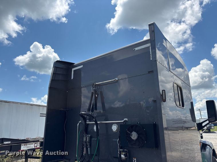 image for item EF1317 2017 Peterbilt 579 semi truck