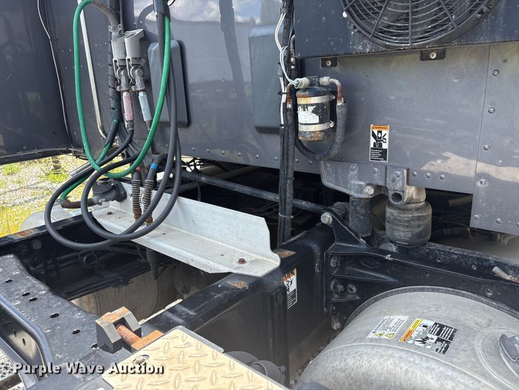 image for item EF1317 2017 Peterbilt 579 semi truck