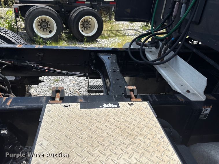 image for item EF1317 2017 Peterbilt 579 semi truck