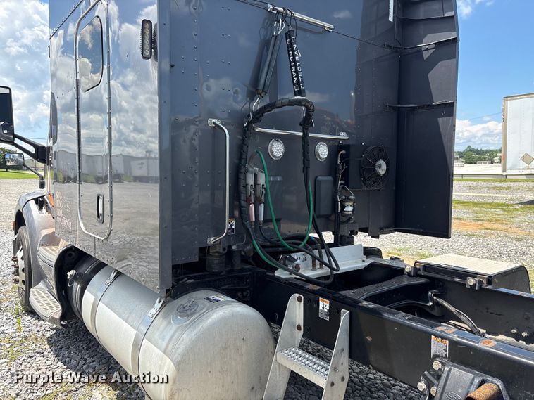 image for item EF1317 2017 Peterbilt 579 semi truck