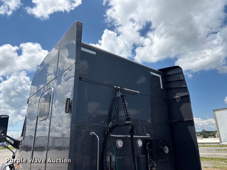 image for item EF1317 2017 Peterbilt 579 semi truck