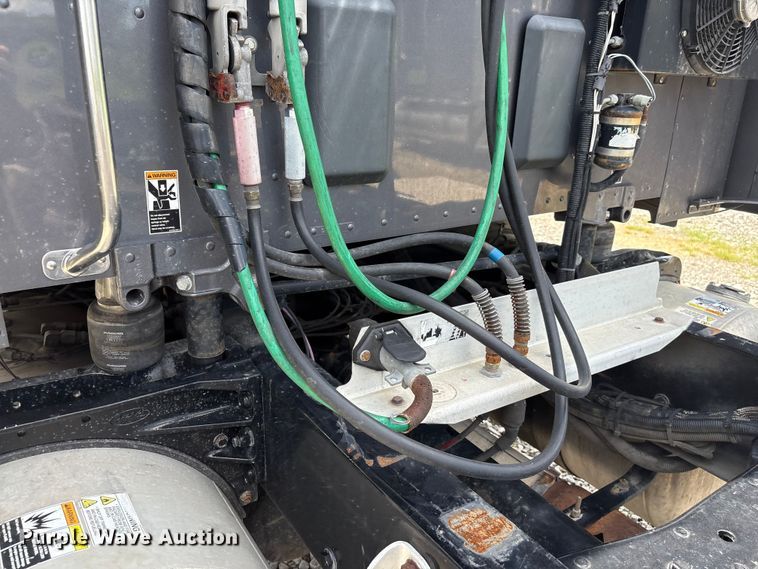 image for item EF1317 2017 Peterbilt 579 semi truck